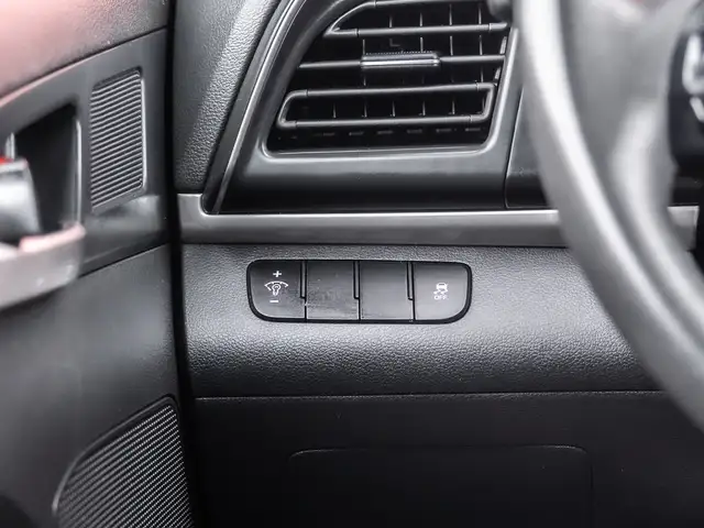2020 Hyundai Elantra Essential - One Owner I No Accidents I Heat - Photo 15