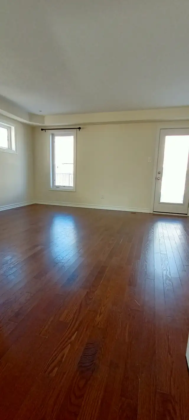 3-bedroom end unit townhouse available now - Photo 4