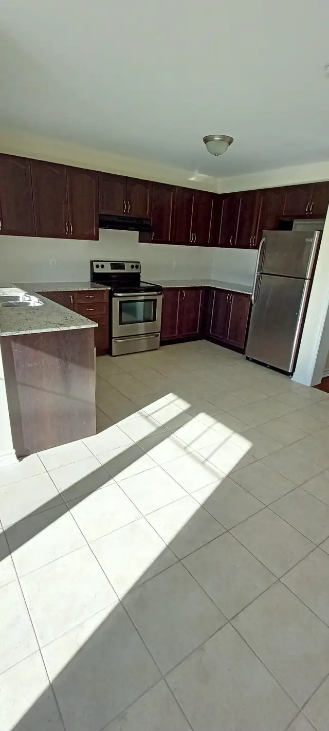 3-bedroom end unit townhouse available now - Photo 5