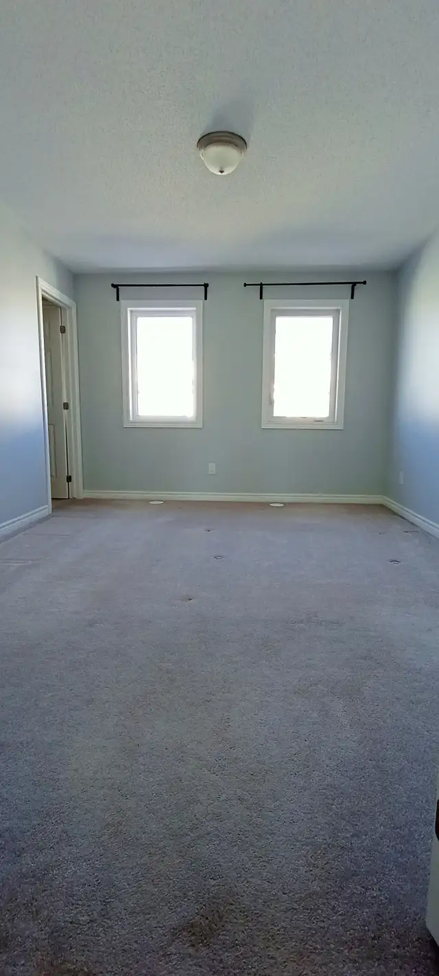 3-bedroom end unit townhouse available now - Photo 7