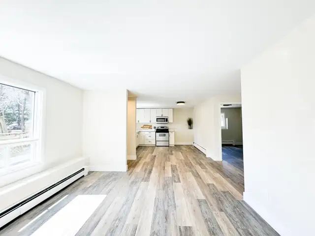 Bright Renovated 2-Bedroom Apartment for Rent - Photo 14