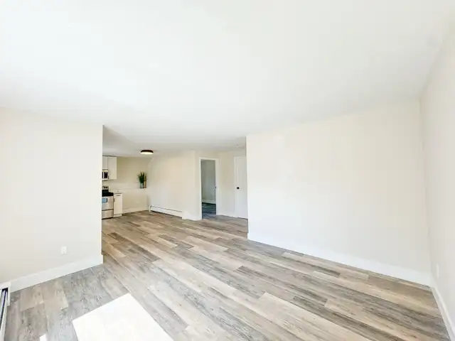 Bright Renovated 2-Bedroom Apartment for Rent - Photo 15