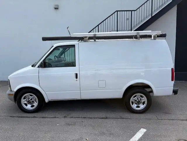 2005 GMC Safari Cargo Van LADDER RACKS-DIVIDER-SHELVES-CERTIFIED - Photo 2