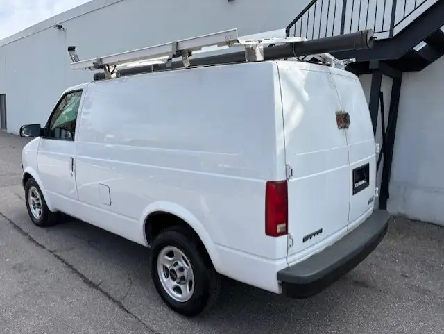 2005 GMC Safari Cargo Van LADDER RACKS-DIVIDER-SHELVES-CERTIFIED - Photo 4