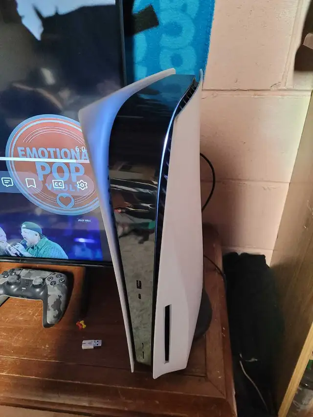 Ps5 with headset and one working controller - Photo 2