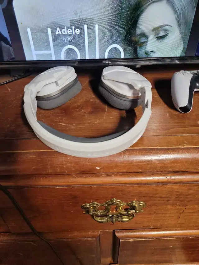 Ps5 with headset and one working controller - Photo 3