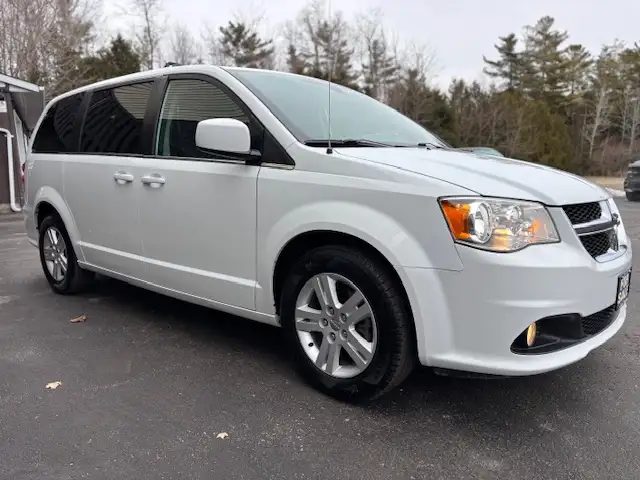 2018 DODGE GRAND CARAVAN CREW  ONLY 104,000 KM'S  LOADED