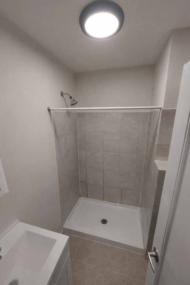 Bright Newly Renovated 1-Bedroom Apartment for Rent - Photo 2