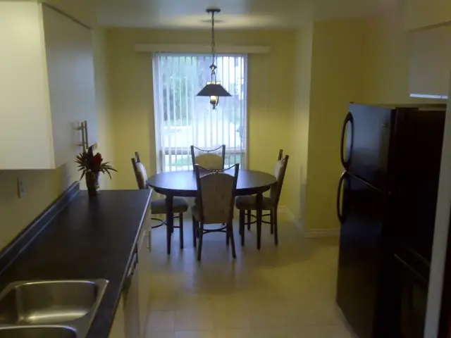 5 BDRMs- Minutes to UWO- Oxford/Platts Lane- UTIL INCL - Photo 3