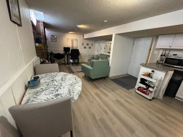 Lease Apartment ( 1Br   Den ) - Low Price - Photo 2