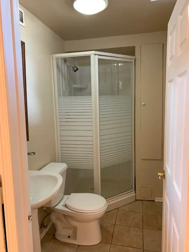 Lease Apartment ( 1Br   Den ) - Low Price - Photo 8