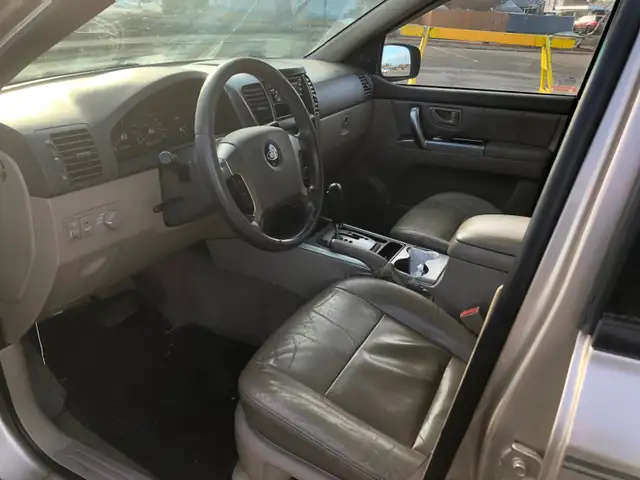 2006 Kia Sorento. 202,000kms. V6 Awd. Heated seats.  Sunroof - Photo 5