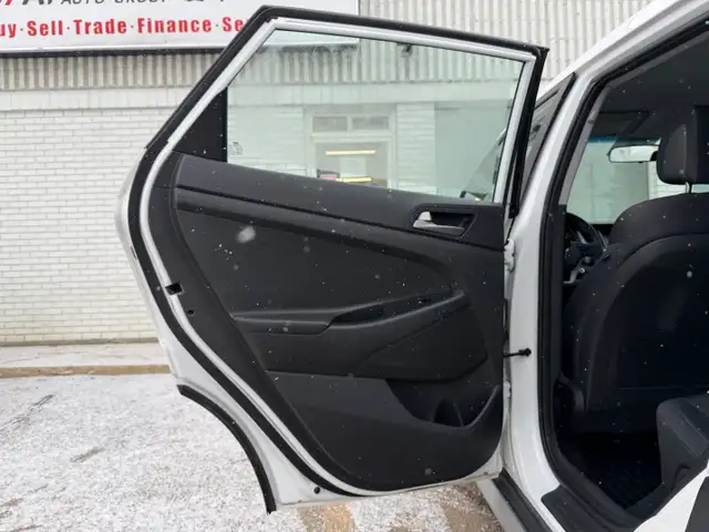 2018 Hyundai Tucson| All Wheel Drive | Two Sets of Tires | - Photo 15