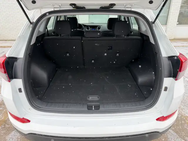 2018 Hyundai Tucson| All Wheel Drive | Two Sets of Tires | - Photo 19