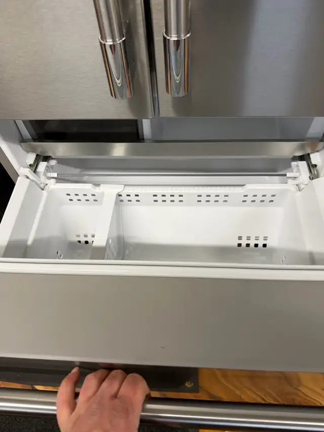 Frigidaire professional stainless steel three door fridge 2024 - Photo 3