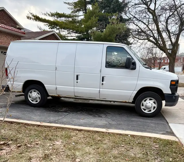 2011 Ford E150 - Photo 2