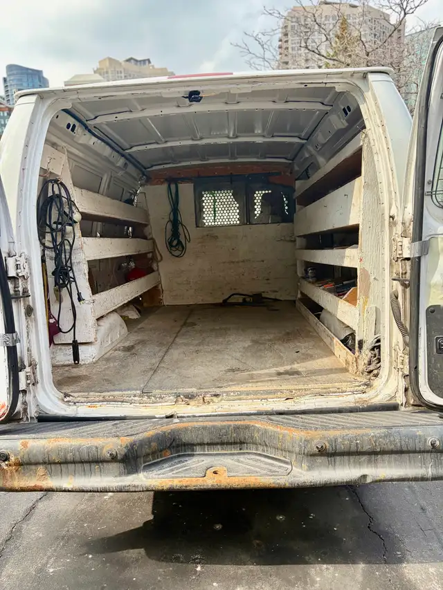 2011 Ford E150 - Photo 3