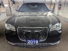 2019 Chrysler 300 C PLATINUM EDITION WITH LEATHER/SUNROOF! - Photo 2