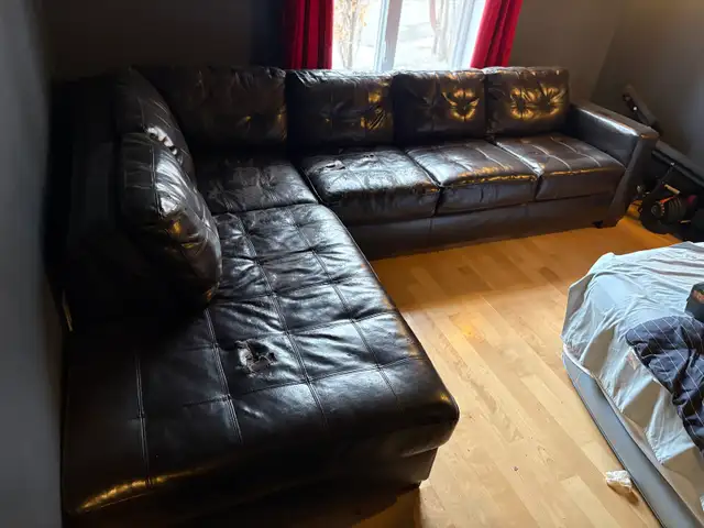 Grand divan  sectionnel (cuir) téléphoner au 514-444-5893