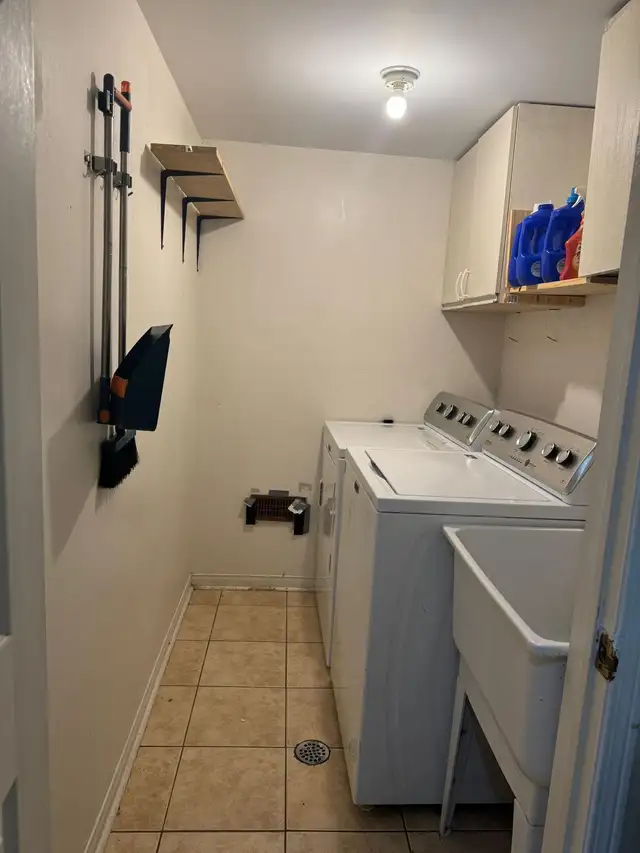 Master bedroom with attached washroom - Photo 2