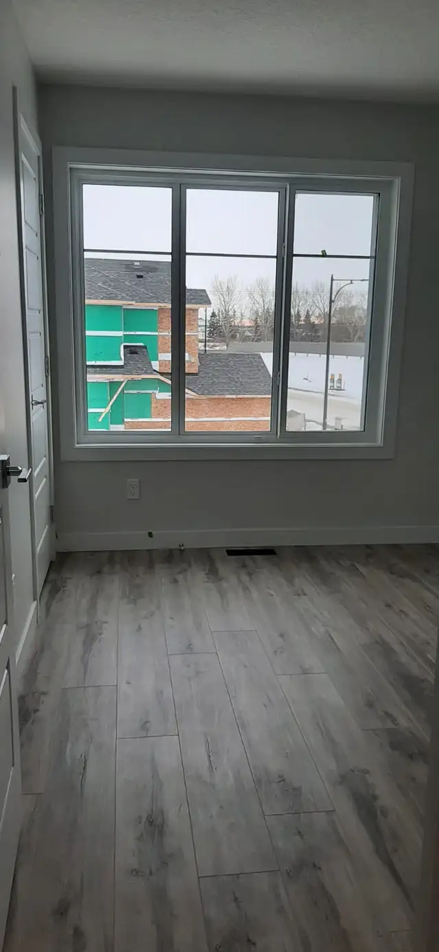 Amazing 4bed 3 full bathroom house with detach garage for rent - Photo 2
