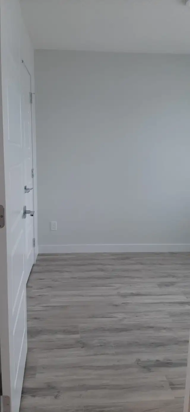 Amazing 4bed 3 full bathroom house with detach garage for rent - Photo 3