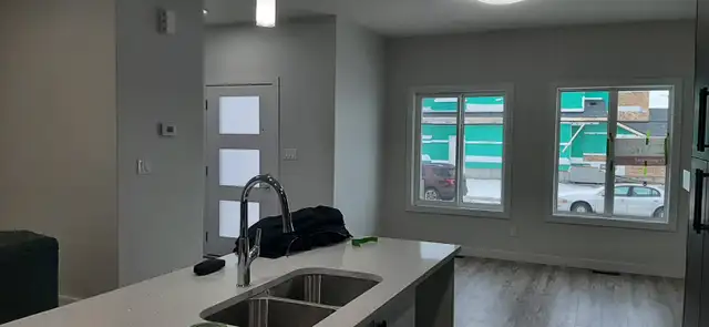 Amazing 4bed 3 full bathroom house with detach garage for rent - Photo 11