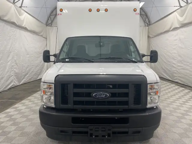 2025 Ford E-Series Cutaway - Photo 2
