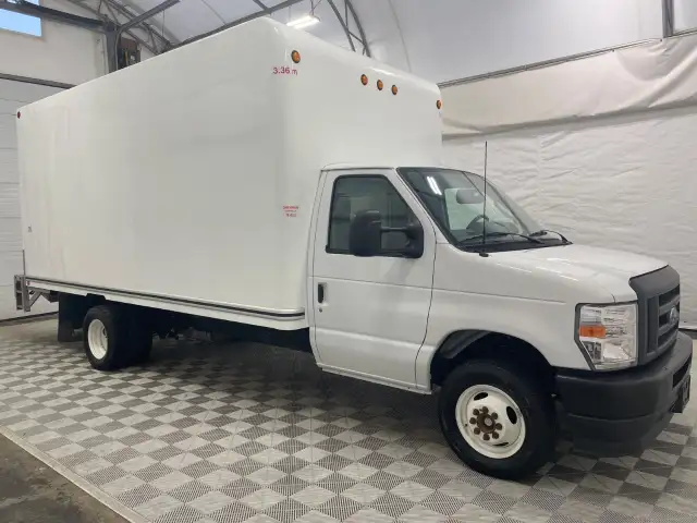 2025 Ford E-Series Cutaway - Photo 3