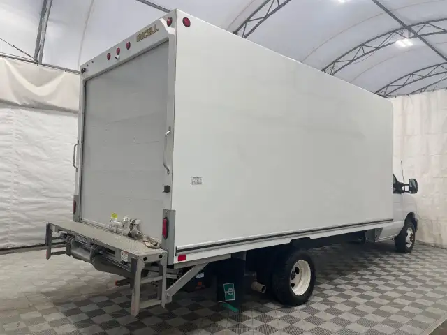 2025 Ford E-Series Cutaway - Photo 4