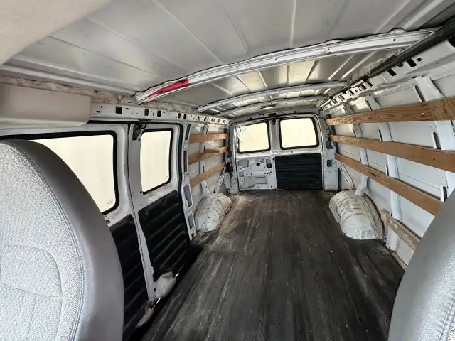 2010 GMC Savana Cargo Van RUNS, NOT DRIVEABLE, NO BRAKES, NO POW - Photo 9