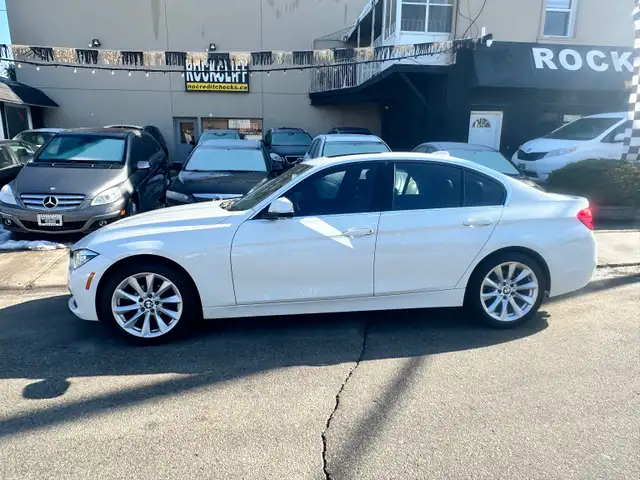 2017 BMW 330 i xDrive - Photo 2