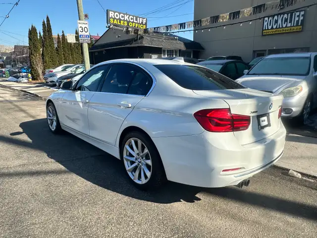 2017 BMW 330 i xDrive - Photo 3
