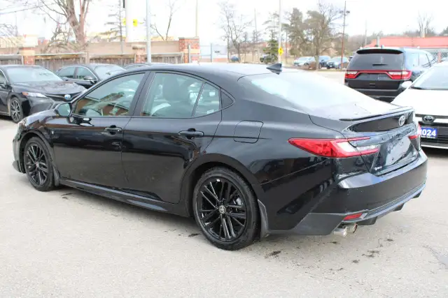 2025 Toyota Camry SE hybrid with sunroof - Photo 5