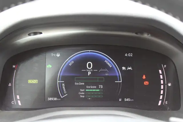 2025 Toyota Camry SE hybrid with sunroof - Photo 8