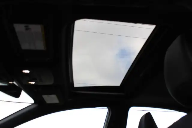 2025 Toyota Camry SE hybrid with sunroof - Photo 9