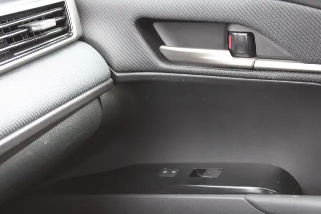 2025 Toyota Camry SE hybrid with sunroof - Photo 14