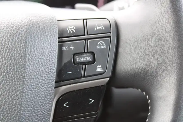 2025 Toyota Camry SE hybrid with sunroof - Photo 15