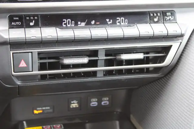 2025 Toyota Camry SE hybrid with sunroof - Photo 17