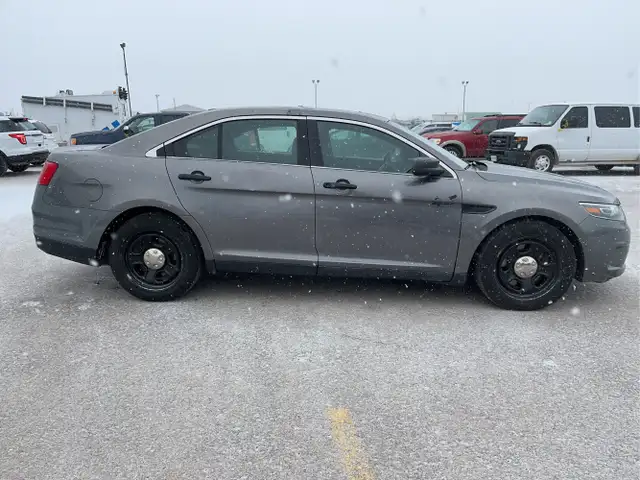 2016 Ford Taurus - Photo 4