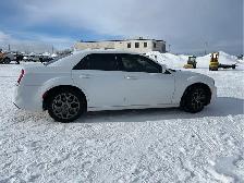 2018 Chrysler 300 - Photo 9