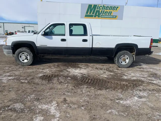 2003 Chevrolet Silverado 2500HD - Photo 2
