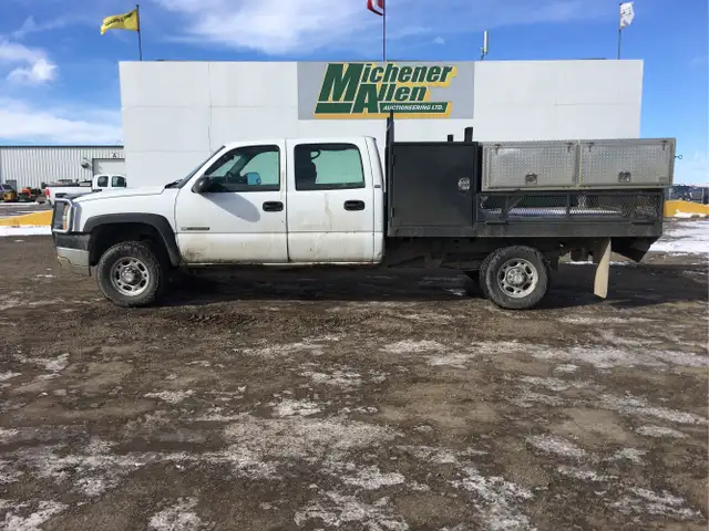 2004 Chevrolet Silverado 2500HD - Photo 2