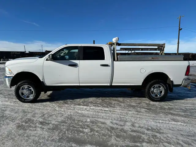 2018 Ram 2500 SLT 6.4L HEMI 4WD Crew Cab long Box.