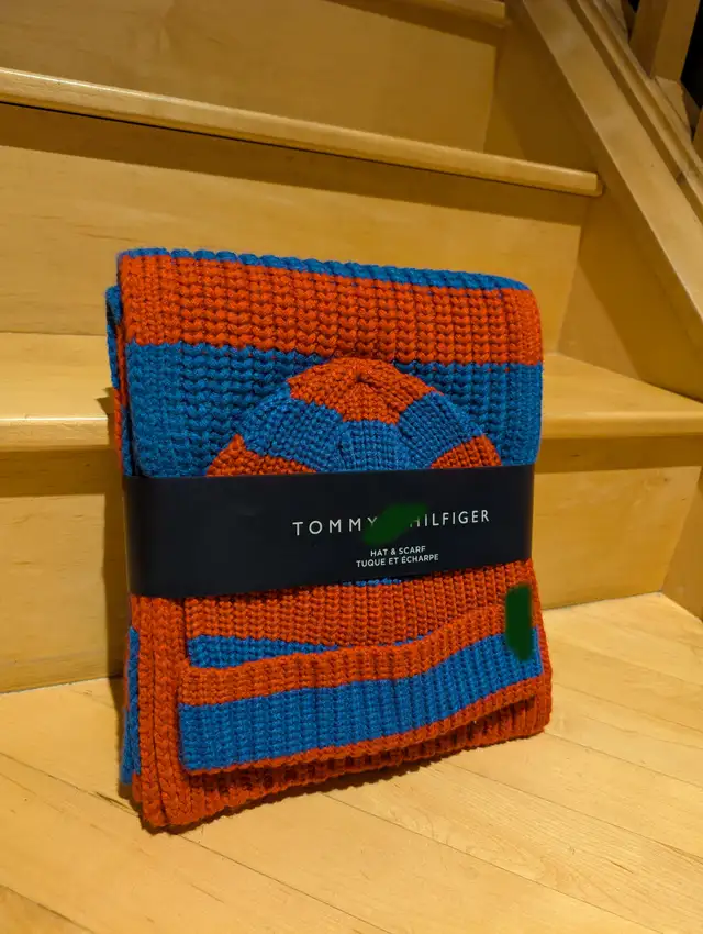 Brand New Tommy Hilfiger Scarf & Toque Ensemble - Photo 2