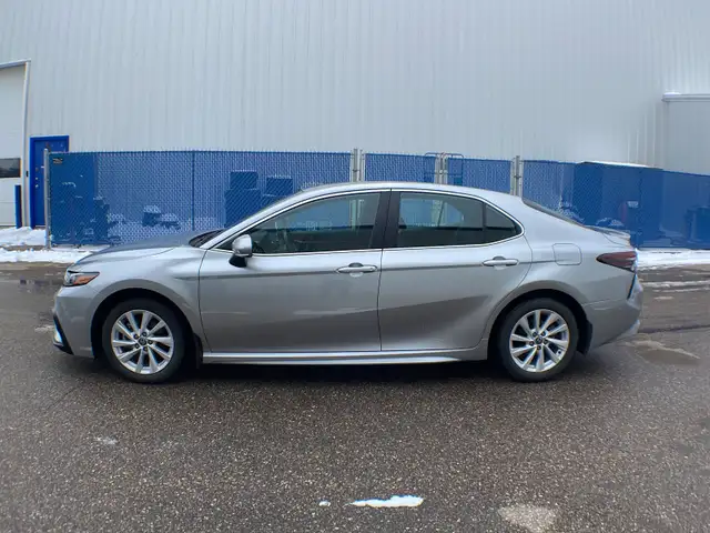 2022 Toyota Camry SE FWD - Photo 2