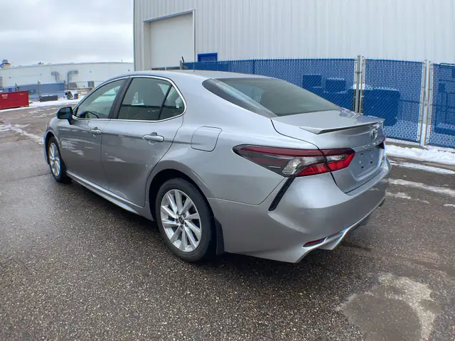 2022 Toyota Camry SE FWD - Photo 3