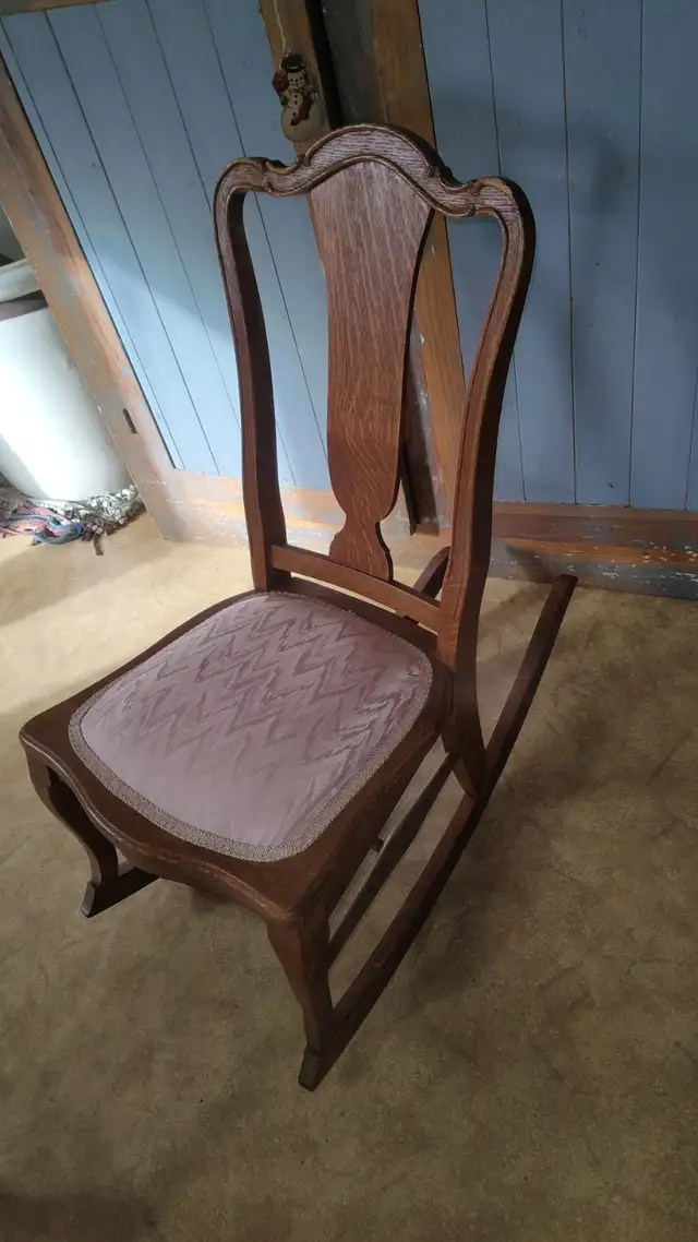 Childs walnut rocking chair early 1900s - Photo 2