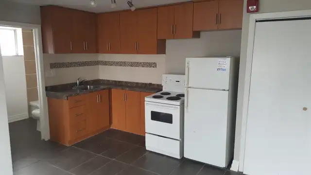 Newly Renovated 1 BR apartment - Derry and Airport Road