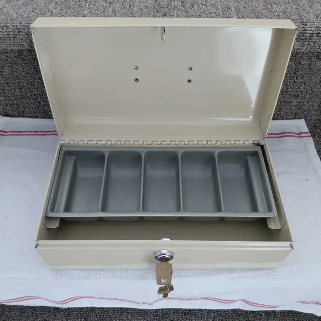 Coffret petite caisse vintage en métal avec 2 clés